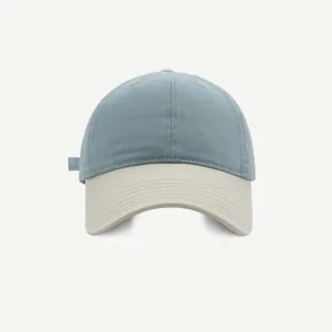 Primer plano detallado de la gorra de béisbol bicolor con corona suave y visera en contraste.