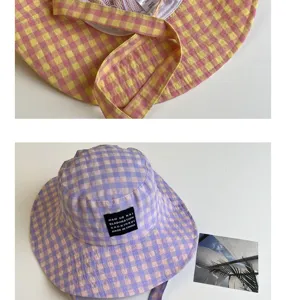 Vista dettagliata del cappello da pescatore a quadri estivo da donna con tesa larga ed etichetta.