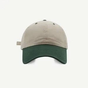 Primer plano detallado de la gorra de béisbol bicolor de visera suave y costuras.