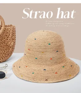 Handgemachter Bast Sonnenhut Detail mit bunter Bestickung und breiter Krempe im Sommer.