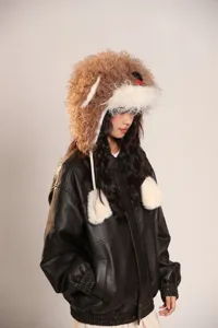 Vue détaillée du bonnet oreilles de chiot duveteux, accessoire d'hiver en fausse fourrure.