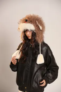 Vue rapprochée du chapeau-ours pelucheux montrant une texture de fausse fourrure bouclée.