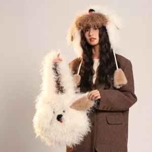 Vue détaillée du bonnet à oreilles de chiot duveteux et du sac à main assorti au design mignon.