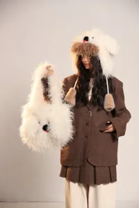 Set bonnet pelucheux et sac a main chien mignon pour automne et hiver, chaud et tendance.