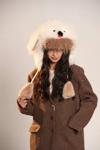 Détail bonnet cache-oreilles chiot mignon duveteux, chapeau animal drôle en peluche chaude hiver.