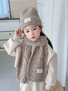 Conjunto de gorro y bufanda de punto para niños con lana, detalle de ropa abrigada de invierno.