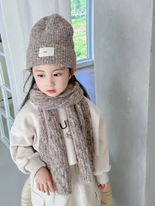 Detalle conjunto gorro y bufanda de lana para niños, gorro de invierno gris cálido y suave.