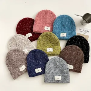 Vista detallada de gorros de invierno de lana de punto coloridos para niños.