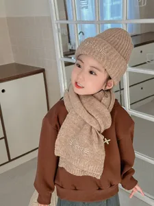 Set berretto e sciarpa in maglia invernale per bambini, cappello termico marrone con ricamo carino.
