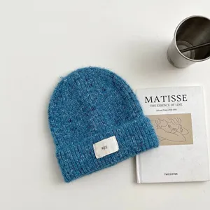 Gorro de punto de lana para niños detalle, otoño invierno cálido tierno sombrero de bebé azul.