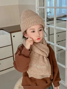 Set cappello e sciarpa in maglia invernale per bambini, vista dettagliata in lana.