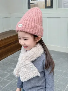 Joli bonnet tricoté d'hiver pour enfants et ensemble d'écharpe en peluche pour bébé.