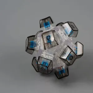 Nahaufnahme eines mechanischen Tastatur-Fidget-Spielzeugs mit transparentem Gehäuse