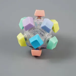 Detailansicht eines mechanischen Schalter-Fidget-Toys mit pastellfarbenen Tasten