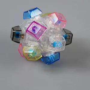 Nahaufnahme eines bunten, vielseitigen mechanischen Schalter-Fidget-Stressabbau-Ballspielzeugs.