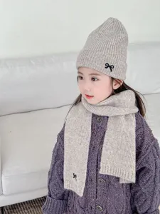 Kinder Strickmütze und Schal Set mit süßer Schleifenstickerei, warme Winteraccessoires.
