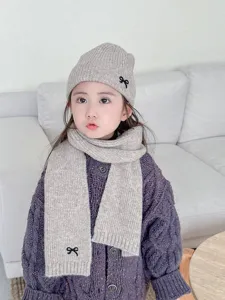 Kinder Strickmütze und Schal Set mit süßer Schleifenstickerei für kuschelige Wintertage.