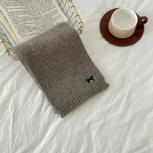 Kinder brauner Strickschal mit süßer Schleifenstickerei, weicher warmer Winterschal für Jungen.