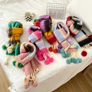 Farbenfroher bunter Kinder Winterschal mit niedlichen Bommeln kuschelwarmer Strick Halswärmer