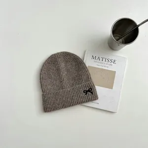 Kinder braune Strickmütze Beanie mit süßer schwarzer Schleifenstickerei, warme Wintermütze.