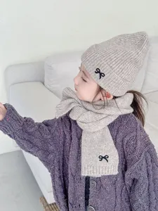 Kinder Strickmuetze und Schaal Set mit niedlicher Schleifenstickerei, warme Winterdetails.