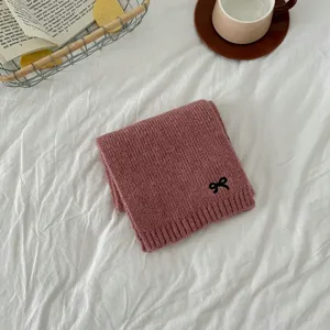 Kinder Winter Strickschal mit süßer schwarzer Schleifenstickerei, warmer einfarbiger Schal.