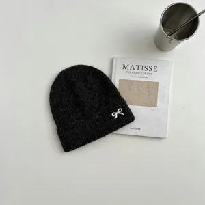 Schwarze Strickmütze mit süßer weißer Schleifenstickerei, warme Kinder Wintermütze.