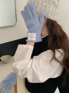 Accoglienti guanti in maglia azzurra da donna, calda moda invernale touch screen a cinque dita.