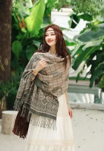 Cómoda bufanda de imitación de cachemira a cuadros con patrón de cachemira y flecos.