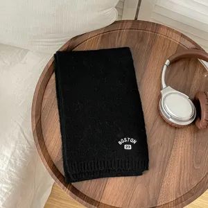 Sciarpa in maglia nera per bambini con ricamo, accessorio invernale caldo ed elegante.