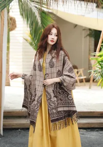 Mujer retro marrón cuadros cachemira chal capa, elegante flecos cálido bufanda invierno.