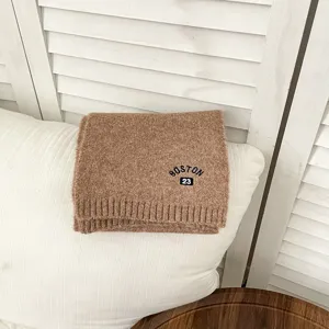 Comoda sciarpa in maglia di lana marrone per bambini con ricamo BOSTON 23, collo caldo.