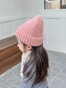 Bonnet tricoté hiver pour enfants vue détail, joli bonnet rose chaud pour garçons et filles.