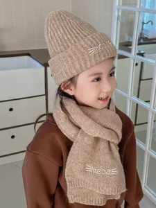 Set berretto e sciarpa in maglia per bambini con ricamo gatto per un inverno caldo.