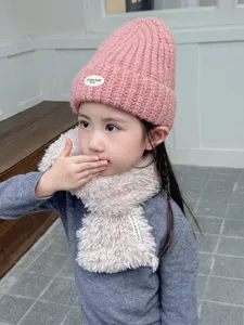 Vue détaillée de l'ensemble bonnet en tricot chaud et écharpe en peluche douce en hiver.