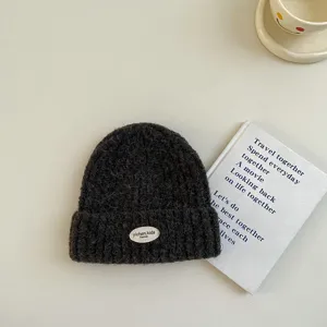 Bonnet tricoté bébé gris foncé, bonnet d'hiver chaud pour enfants avec patch, doux et cosy.