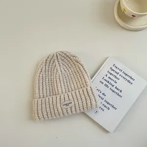 Bonnet en tricot pour enfants, bonnet en laine chaud uni avec joli patch étiquette.