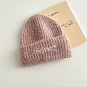 Berretto invernale in maglia rosa con ricamo di gatto carino, materiale in filato di lana.