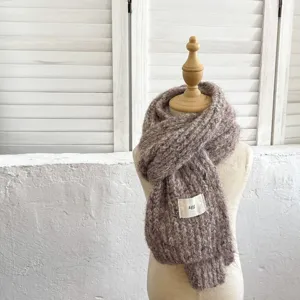 Vista detallada de bufanda de punto, textura de lana gruesa, accesorio de invierno cálido.