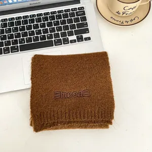 Accogliente sciarpa in maglia marrone per bambini, con toppa in pelle e tessuto morbido e caldo.