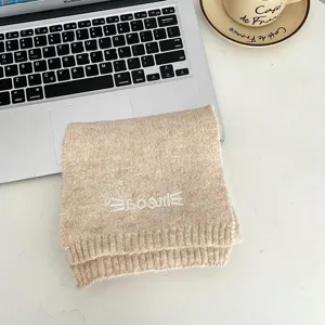Sciarpa in maglia beige per bambini in inverno, simpatico ricamo di gatto scaldacollo in lana.