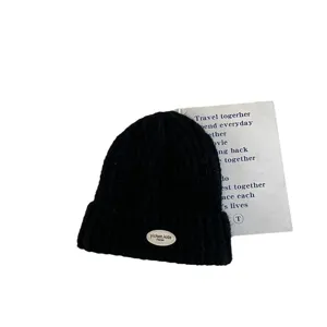 Bonnet tricoté bébé hiver couleur unie chaud pull enfants bonnet avec patch élégant vue principale.