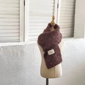 Detalle de bufanda de lana tejida para niños, cuello de invierno cálido y acogedor para pequeños.