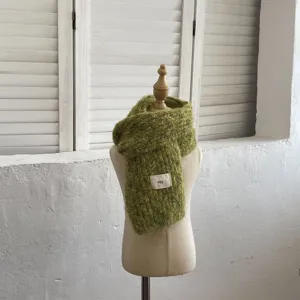 Detalle de bufanda de lana tejida para niños, calentador de cuello verde de invierno.