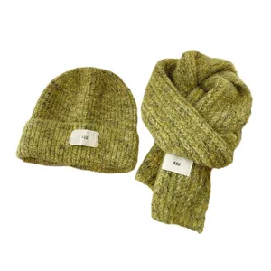 Conjunto de dos piezas de gorro de punto de lana y bufanda de invierno para niños verde.