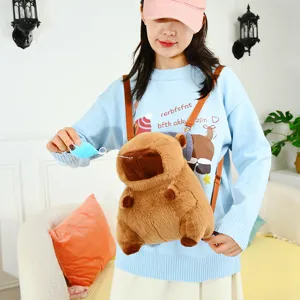Primer plano de una linda mochila de peluche de carpincho usada por una modelo en casa