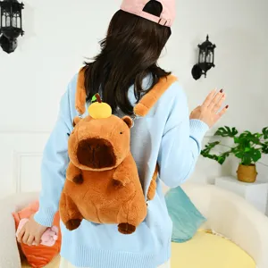 Adorable mochila de carpincho de peluche con naranja mostrada en un modelo en un hogar