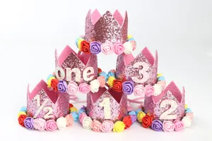 Set de coronas de cumpleaños rosas con purpurina para bebés con números del uno al tres.