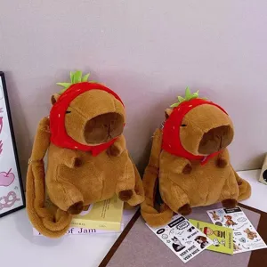 Adorable mochila de peluche de carpincho con sombrero de fresa roja para estudiantes