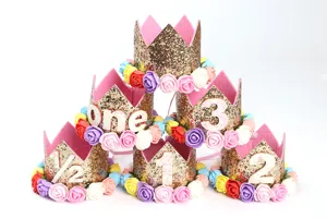 Coronas doradas con purpurina para cumpleaños de bebé con flores de colores